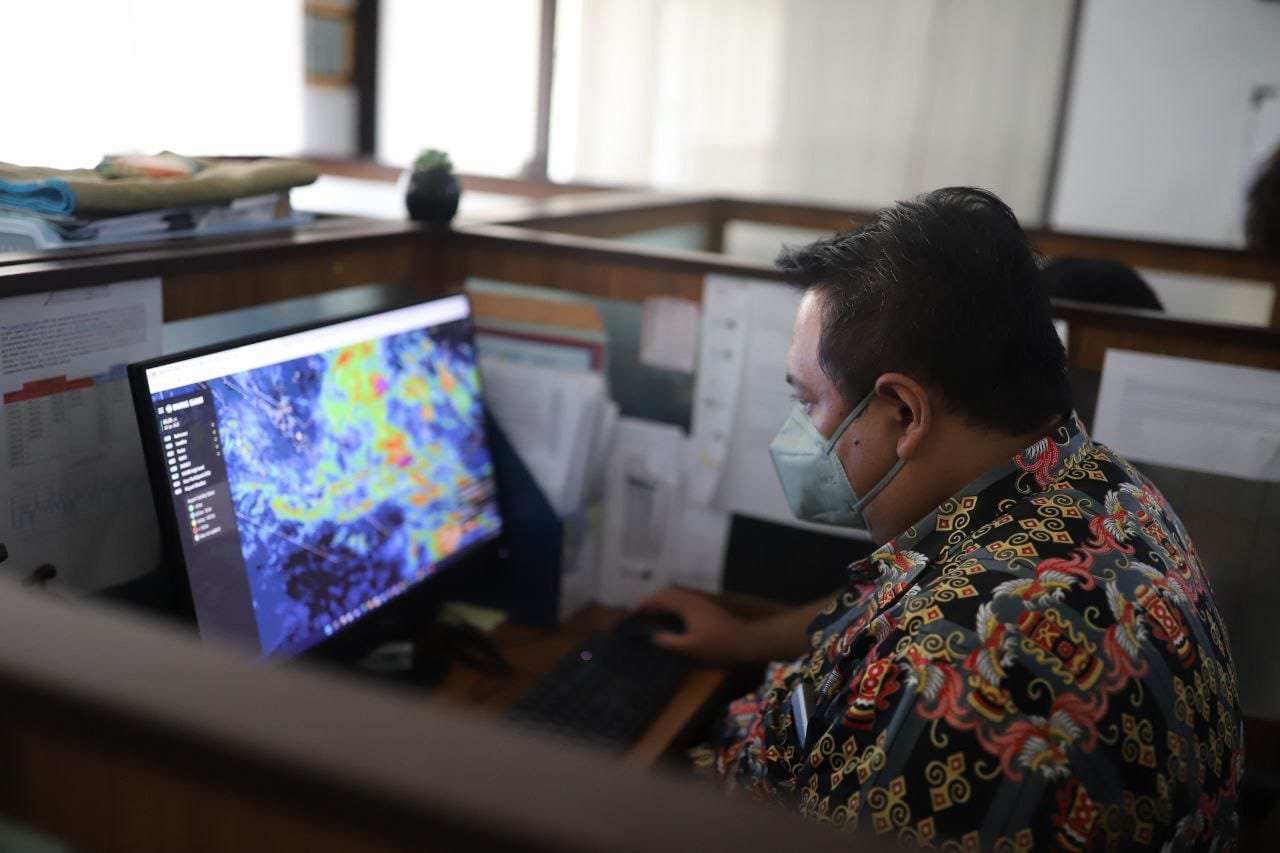 BMKG Imbau Warga Waspada Bencana Hidrometeorologi, Bandung Masih Diguyur Hujan Disertai Angin Kencang