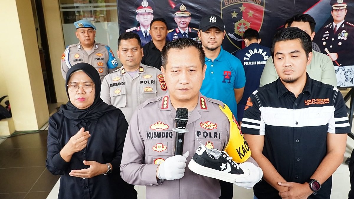 Polresta Bandung Tangkap Dua Tersangka Penjual Sepatu Converse Palsu