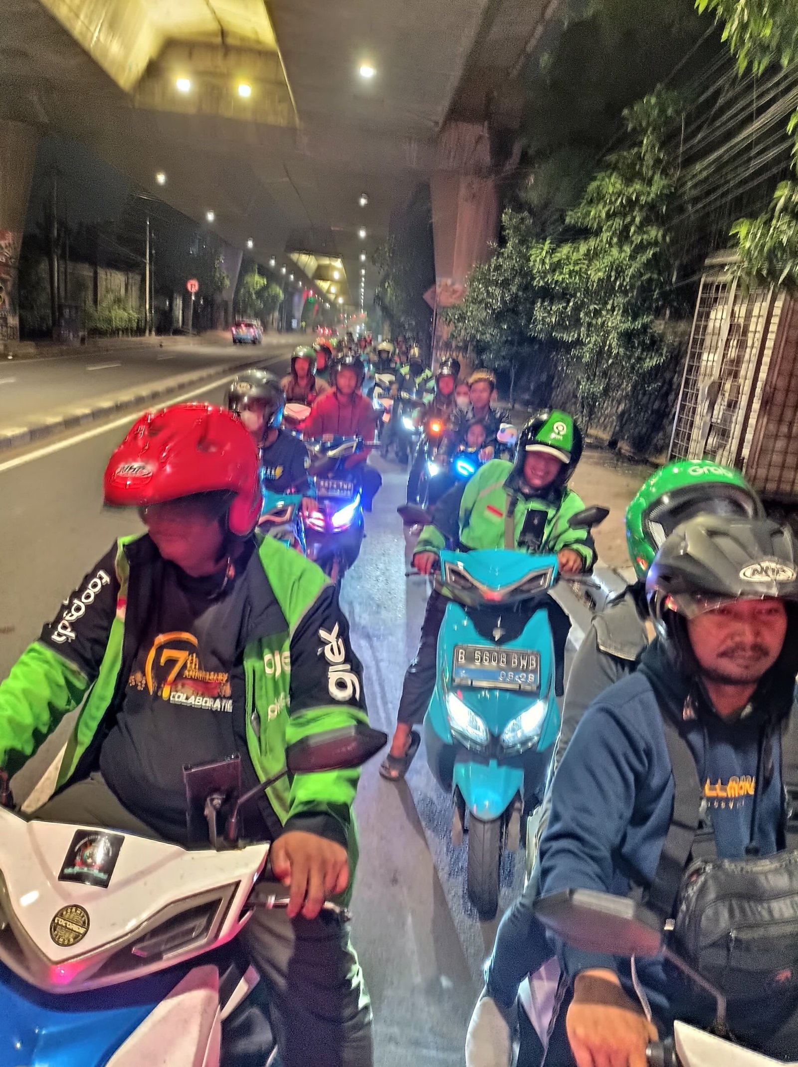 Parade Motor Listrik Smoot Tempur Night Riding di Jakarta