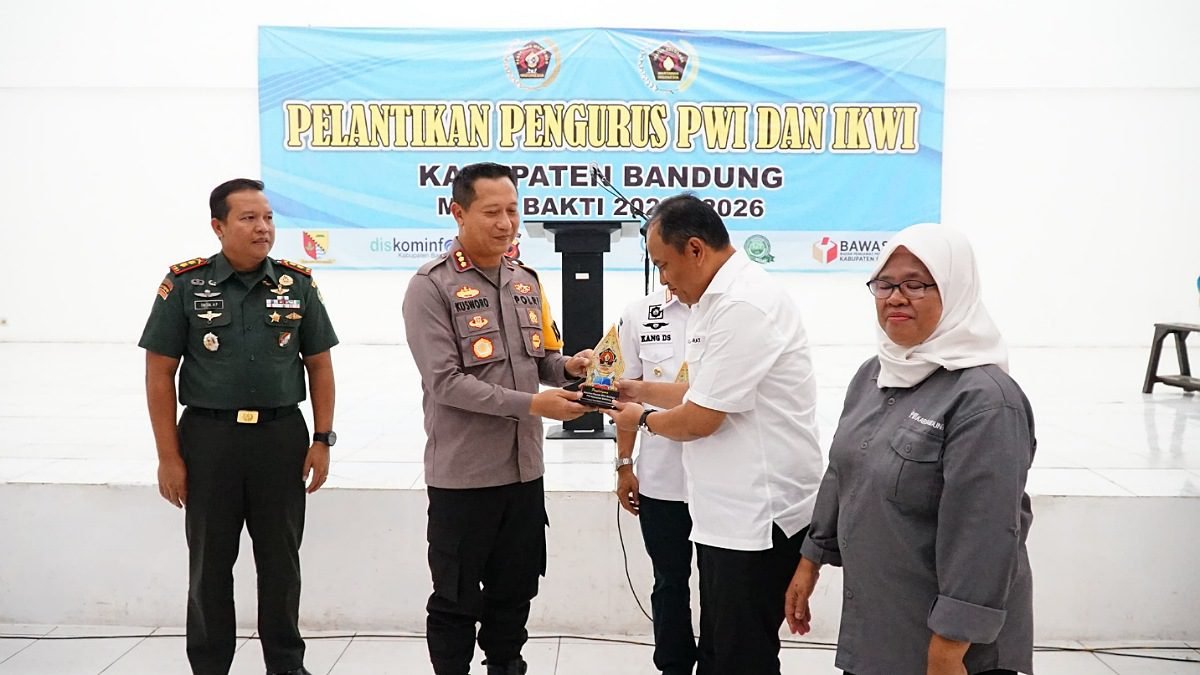 Hadiri Pelantikan Pengurus PWI dan IKWI Kabupaten Bandung, Kapolresta Bandung Ucapkan Selamat