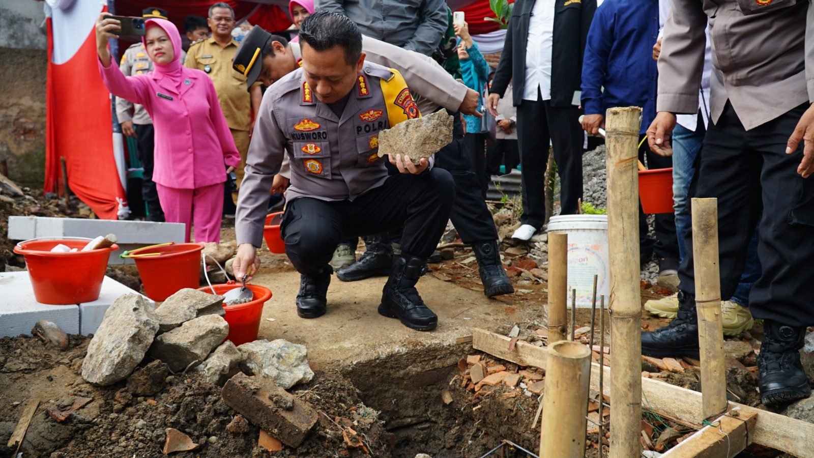 Sambut Hari Bhayangkara ke-78, Kapolresta Bandung Lakukan Peletakan Batu Pertama Program Rutilahu di Pameungpeuk