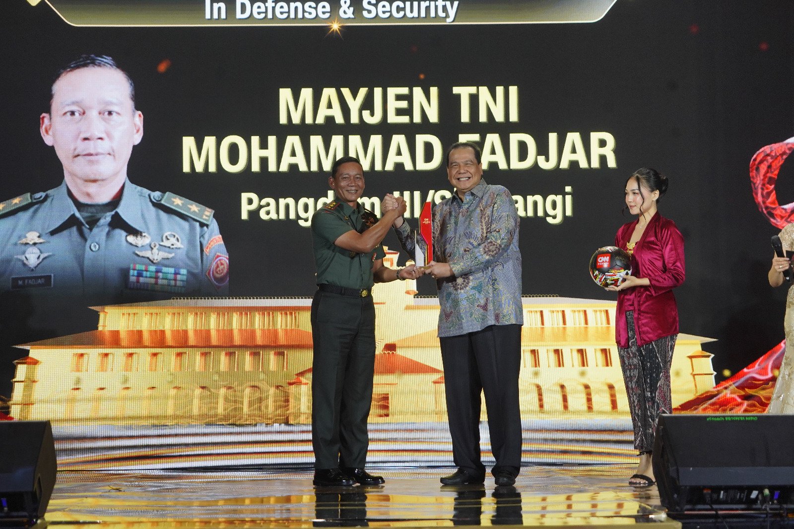 Pangdam III/Siliwangi Mayjen TNI Mohammad Fadjar, MPICT Terima Penghargaan di CNN Indonesia Awards