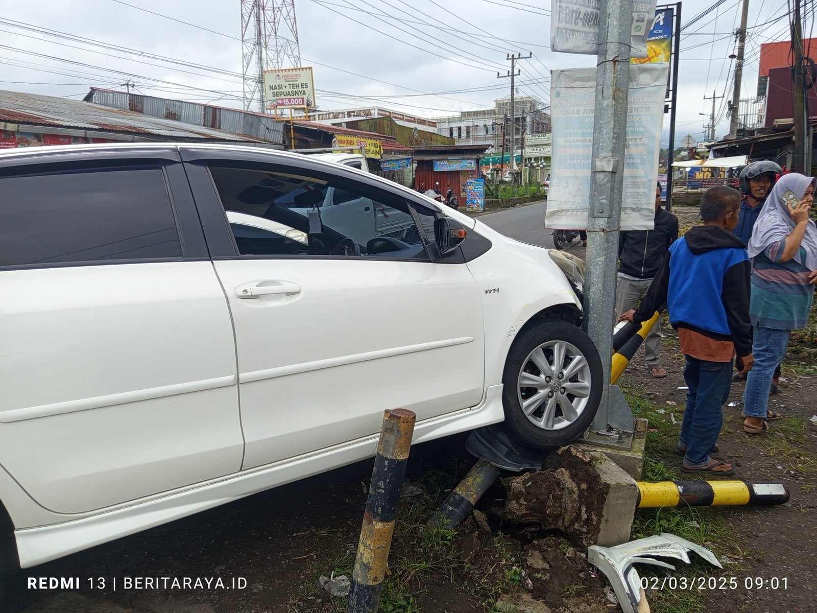 Braakk! Yaris Putih Hantam Traffic Light di Simpang Tanjung Alam