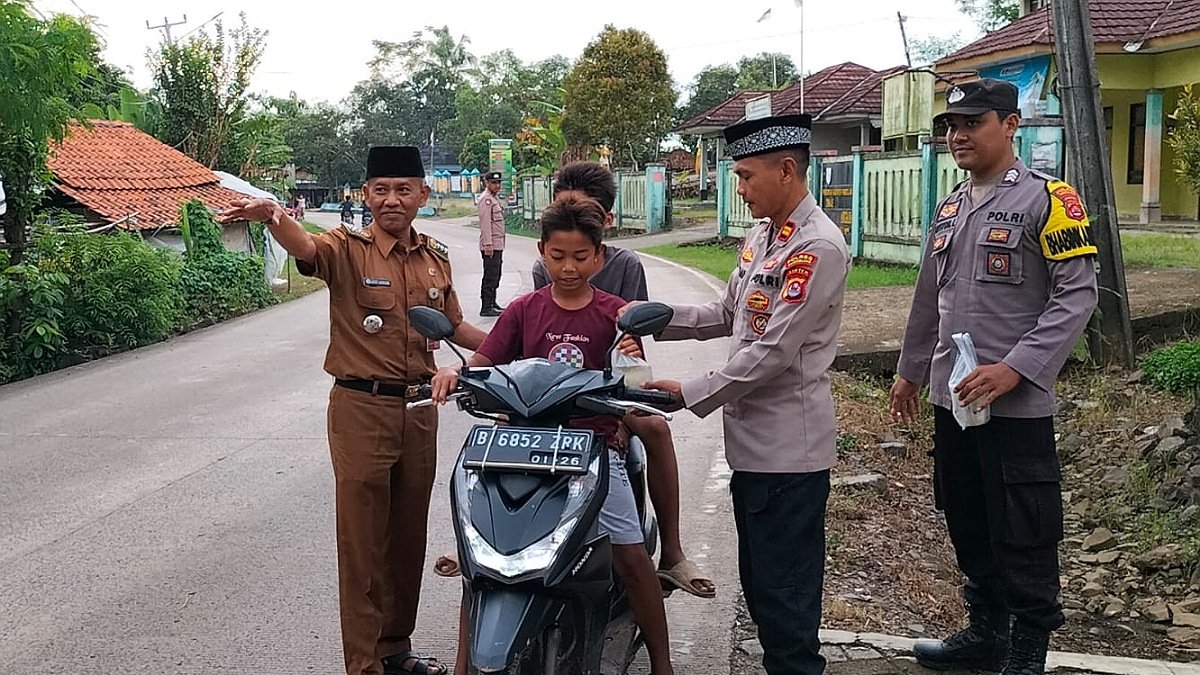 Polsek Angsana Gelar Aksi Sosial Berkah Ramadhan, Bagikan Ratusan Takjil untuk Pengguna Jalan