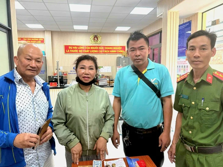 Sopir Taksi Green SM Kembalikan Tas Berisi Emas & Berlian Rp1,9 Miliar Milik Penumpang 1 Foto: Vietnam.vn