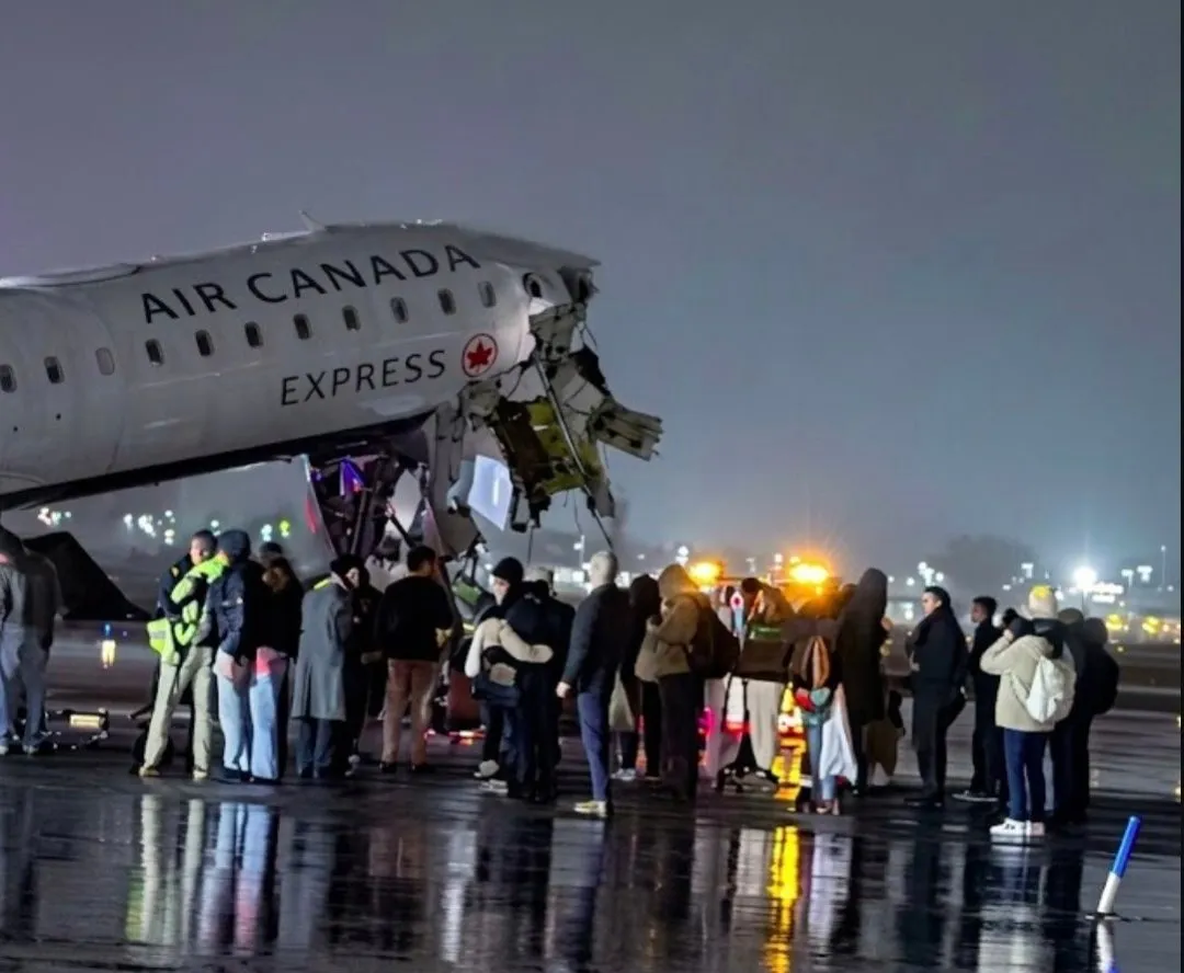 Tragedi Tabrakan Pesawat Air Canada di Bandara LaGuardia: 2 Pilot Tewas, 41 Orang Luka-Luka 1 Pesawat Bombardier CRJ-900 milik Air Canada Express terlihat di landasan Bandara LaGuardia setelah mengalami insiden tabrakan, dengan kondisi darurat dan petugas serta kendaraan penyelamat di sekitar lokasi. Photo: Dokumentasi netizen via Reddit