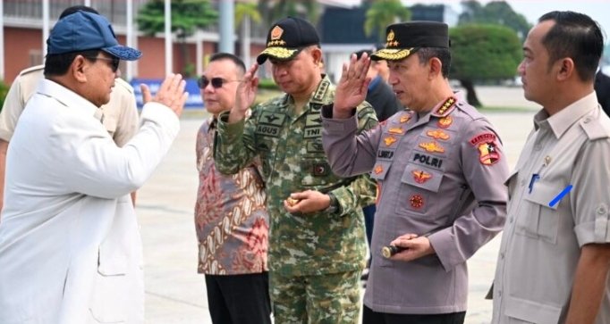 Prabowo ke Jepang Temui Kaisar Naruhito, Bahas Investasi dan Kerja Sama Strategis 1 Momen Presiden Prabowo berpamitan dengan Panglima TNI Jenderal Agus Subiyanto dan Kapolri Jenderal Listyo Sigit Prabowo sebelum terbang ke Jepang pada 29 Maret 2026. Photo : Istimewa