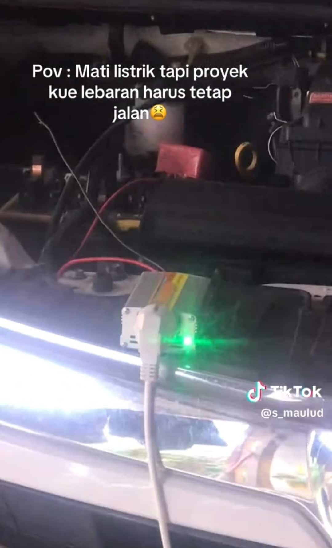 Viral! Demi Toples Lebaran Terisi, Emak-emak Ini Nekat Mixer Adonan Pakai Aki Mobil, Netizen: "Kue Rasa Aki" 1 Photo : Istimewa / TikTok @s_maulud