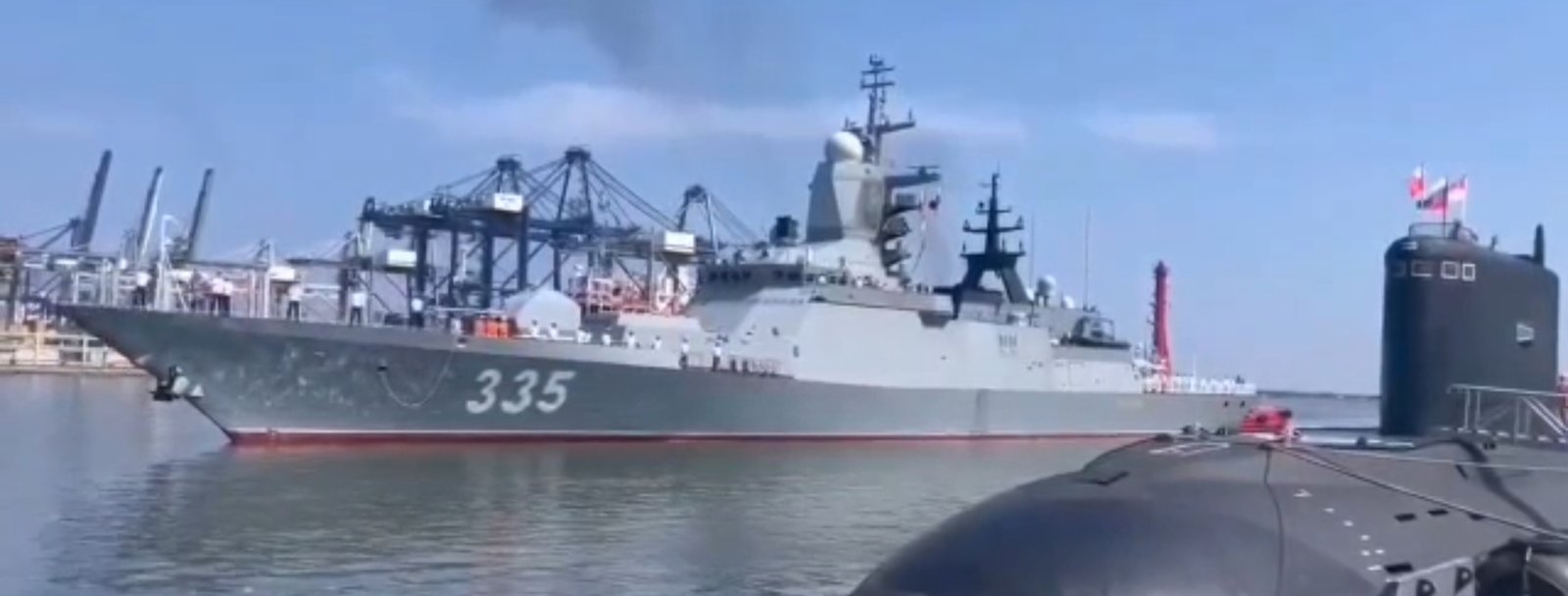 Ada Kapal Selam! Intip Barisan Armada Perang Rusia yang Lagi Merapat di Jakarta 1 Rombongan tempur ini memboyong korvet Gromky-335, kapal selam Petropavlovsk-Kamchatsky B-274, hingga kapal tunda penyelamat Andrey Stepanov.