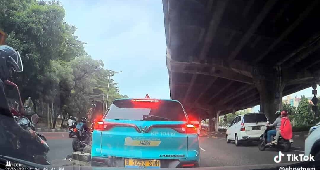 Demi Masuk Flyover Cempaka Mas, Taksi Listrik Green SM Nekat Mau Mundur di Jalur Padat, Viral Ditonton 12 Ribu Kali! 1 Photo : Tangkapan Layar