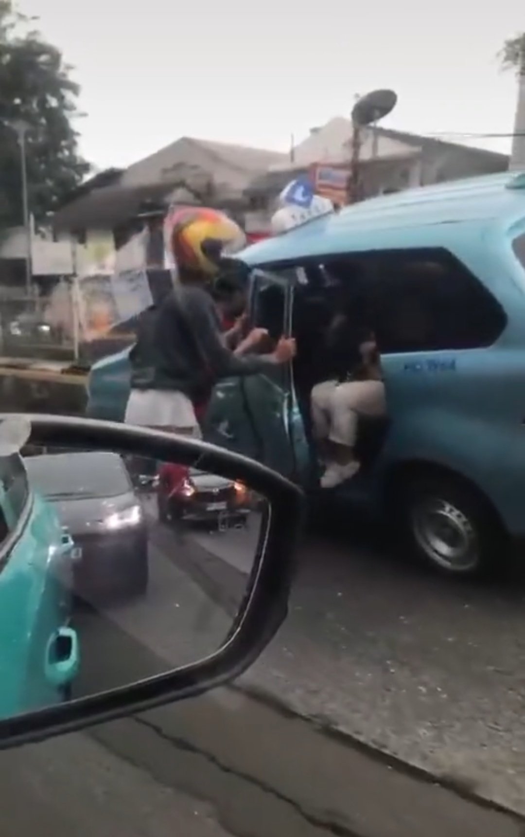 Taksi Bluebird "Nangkring" di Separator Jakarta, Netizen: Lagi Freestyle atau Microsleep? 1 Photo : Tangkapan Layar