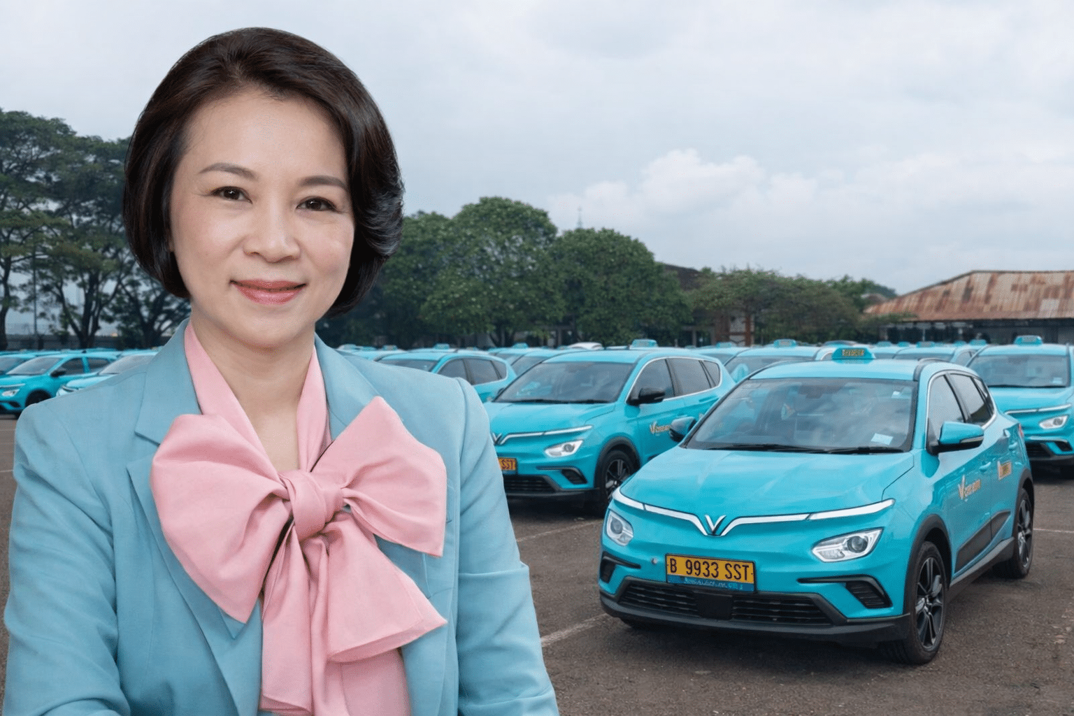 Pham Thu Huong, pemimpin Green SM, dengan latar armada taksi listrik VinFast yang digunakan untuk layanan transportasi ramah lingkungan. Foto: Ilustrasi / Istimewa.