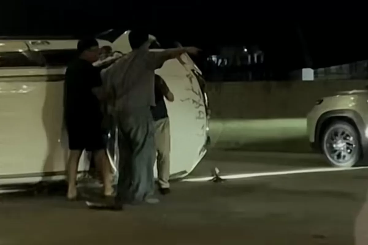 Fortuner Putih Ugal-ugalan di Tol Desari, Nyalip Bahu Jalan Lalu Tabrak Agya hingga Terbalik 1 Photo : Tangkapan Layar