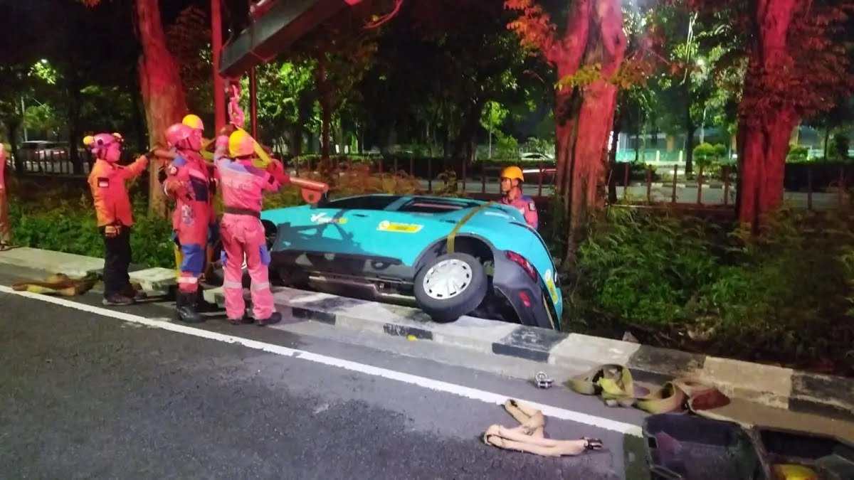 Kecelakaan Tunggal Taksi Listrik Masuk Saluran Air Selokan di Surabaya (Photo: Radar Surabaya)