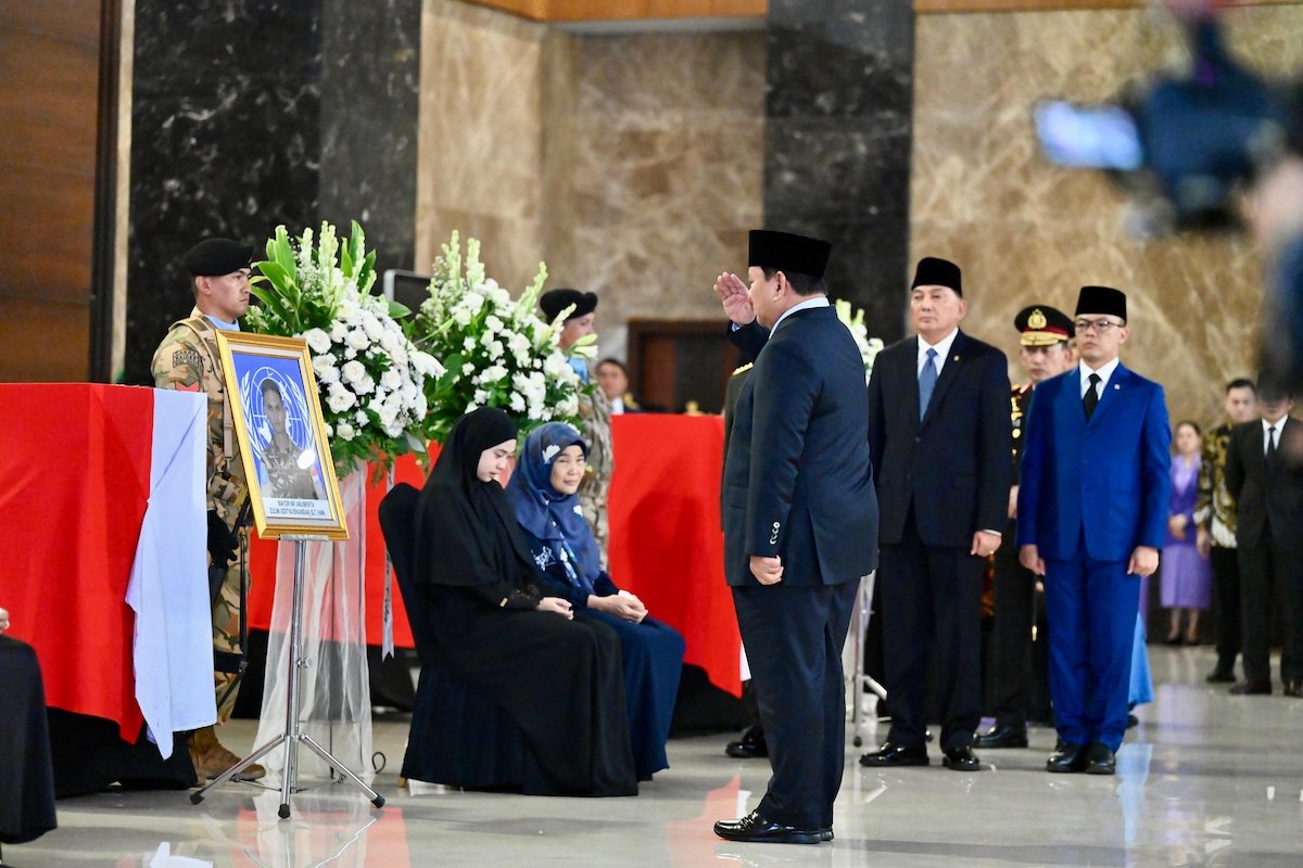 Presiden Prabowo Subianto memberikan penghormatan terakhir di depan jenazah dan keluarga prajurit TNI yang gugur dalam misi UNIFIL di Bandara Soekarno-Hatta, Tangerang, Sabtu (4/4/2026). (Foto: BPMI Setpres)