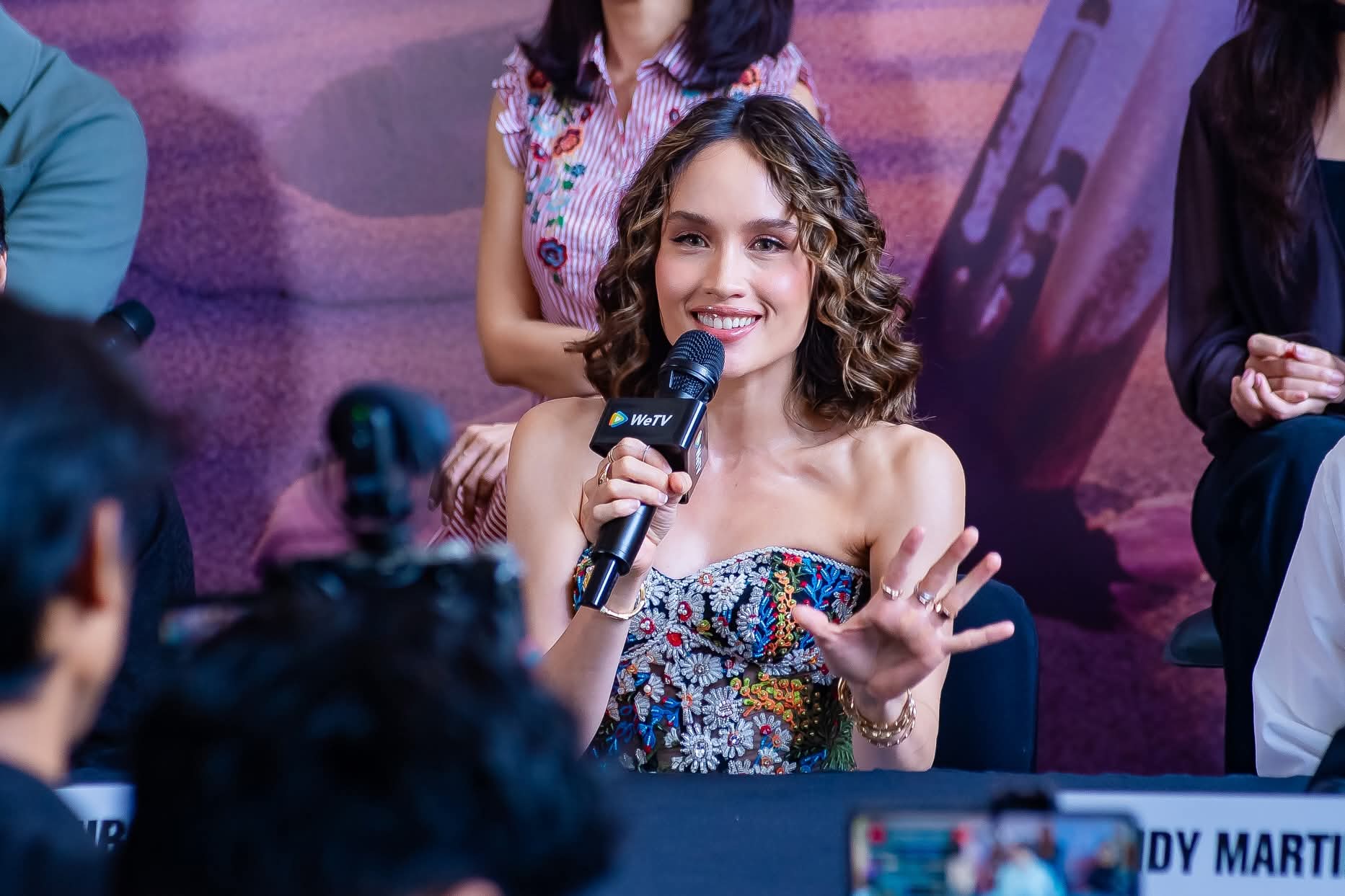Cinta Laura saat konferensi pers serial Sleeping with the Enemy produksi Hitmaker Studios untuk WeTV. Photo : Hitmaker Studios via Facebook