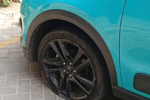 Salah satu kendaraan listrik yang mengalami kerusakan berupa ban robek sehingga tidak dapat melanjutkan perjalanan. Pada sebagian besar mobil listrik modern yang tidak dilengkapi ban cadangan, kondisi seperti ini umumnya memerlukan proses evakuasi menuju bengkel. Foto: BeritaRaya.id