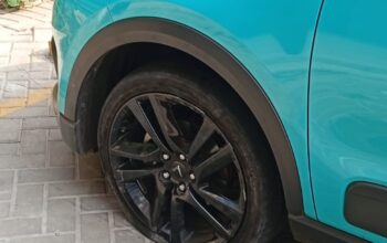 Salah satu kendaraan listrik yang mengalami kerusakan berupa ban robek sehingga tidak dapat melanjutkan perjalanan. Pada sebagian besar mobil listrik modern yang tidak dilengkapi ban cadangan, kondisi seperti ini umumnya memerlukan proses evakuasi menuju bengkel. Foto: BeritaRaya.id