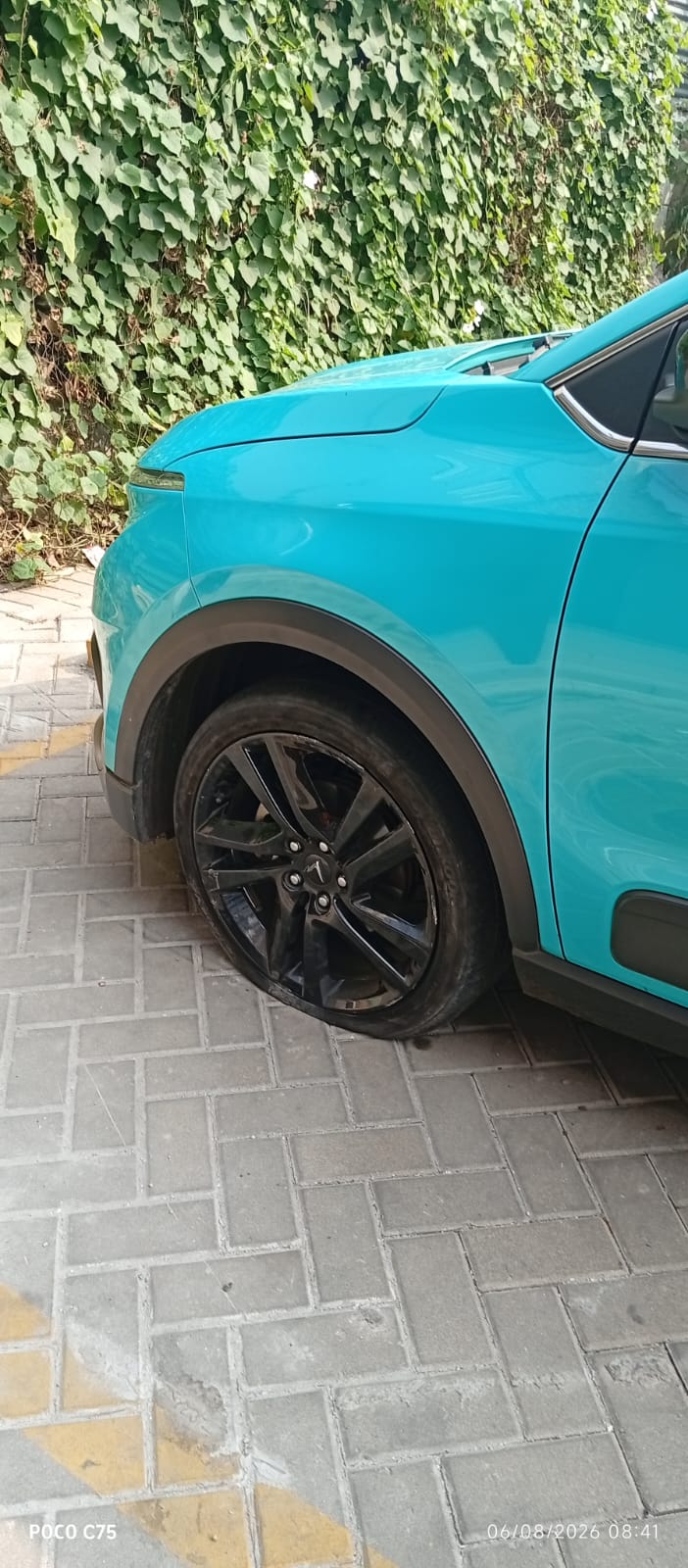 Salah satu kendaraan listrik yang mengalami kerusakan berupa ban robek sehingga tidak dapat melanjutkan perjalanan. Pada sebagian besar mobil listrik modern yang tidak dilengkapi ban cadangan, kondisi seperti ini umumnya memerlukan proses evakuasi menuju bengkel. Foto: BeritaRaya.id