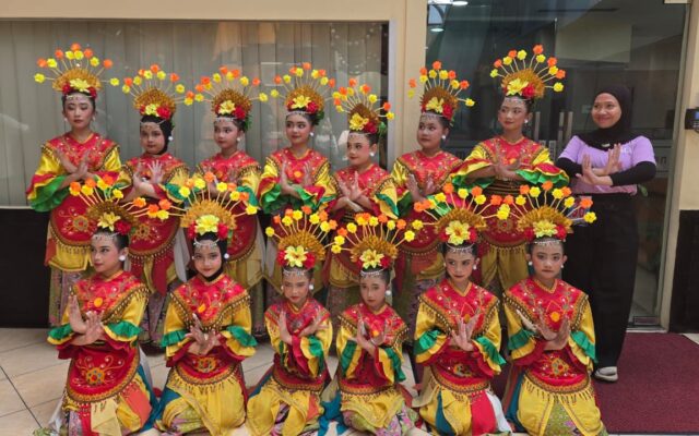 Ndaru Dwi Rahayu bersama 13 anak didik tim tari SD Quantum Inti Indonesia dalam Lomba Tari Kreasi Daerah Se-Jabodetabek dalam Rangka Kreativitas Anak Bangsa, Sabtu (17/10/2026).