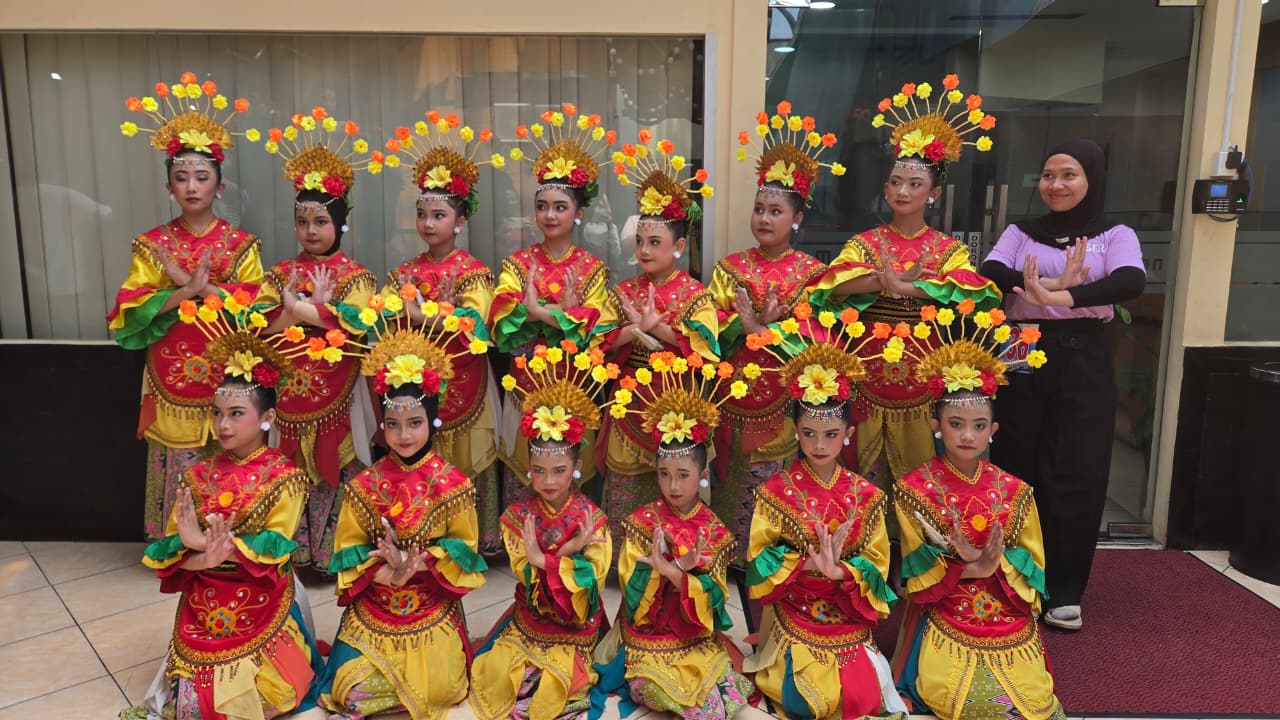 Ndaru Dwi Rahayu bersama 13 anak didik tim tari SD Quantum Inti Indonesia dalam Lomba Tari Kreasi Daerah Se-Jabodetabek dalam Rangka Kreativitas Anak Bangsa, Sabtu (17/10/2026).