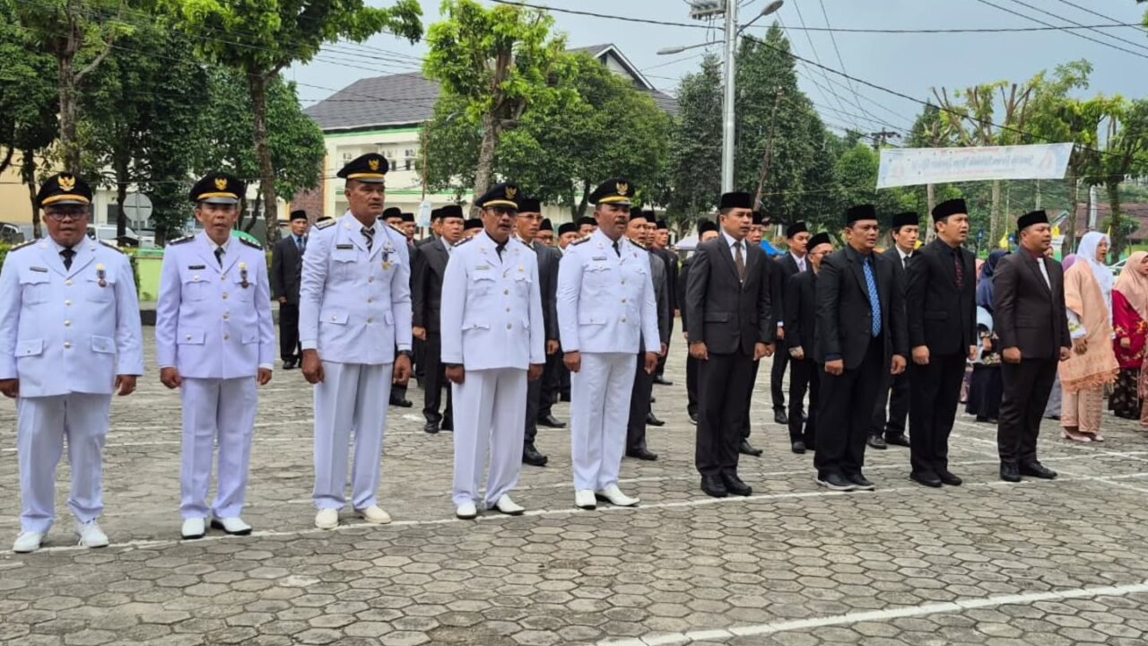 Bupati Agam Benni Warlis rotasi 60 pejabat Pemkab Agam, Jumat (23/10).