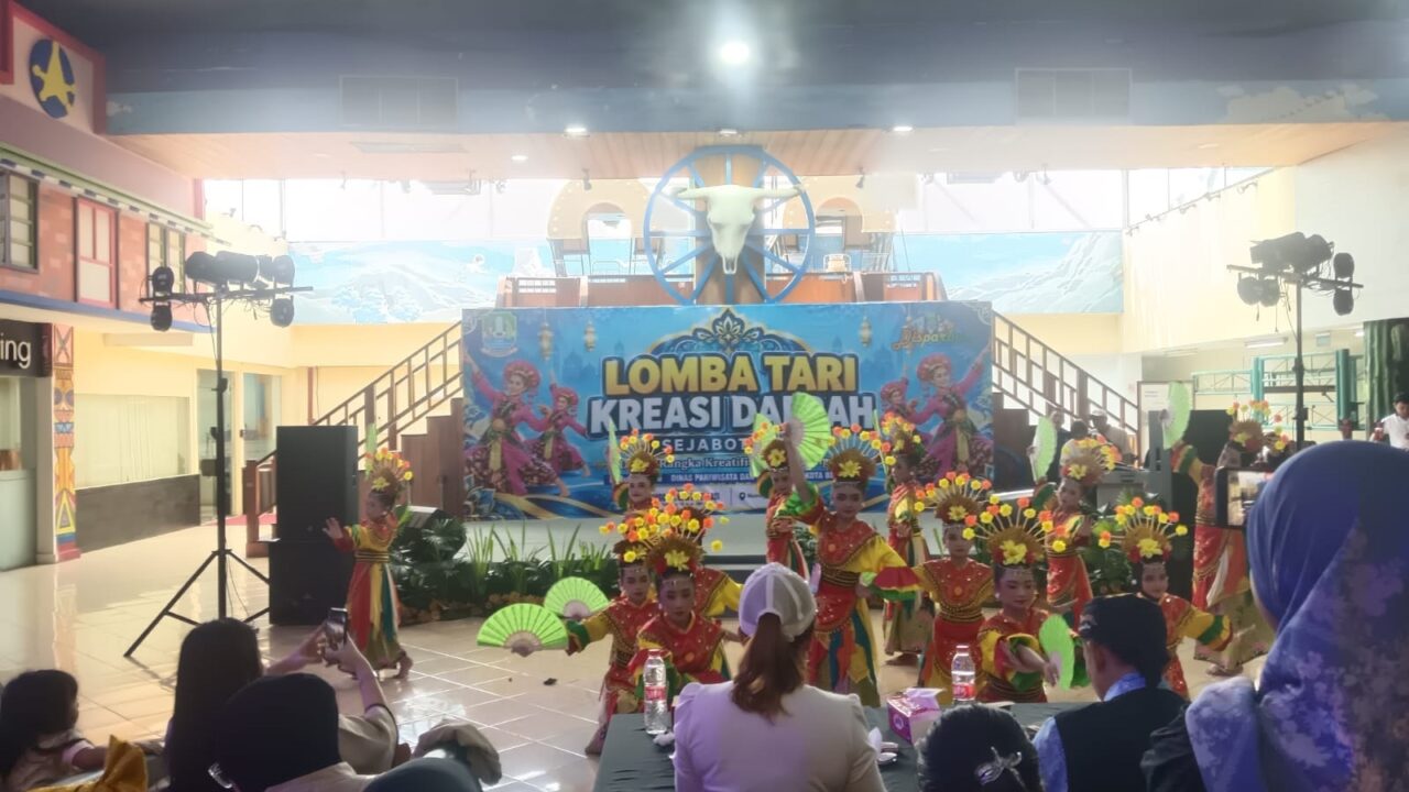 Peserta menampilkan tari kreasi daerah dalam kegiatan seni anak.