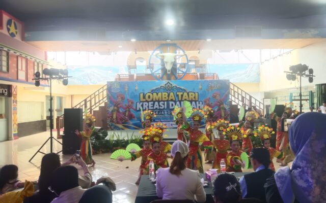 Peserta menampilkan tari kreasi daerah dalam kegiatan seni anak.