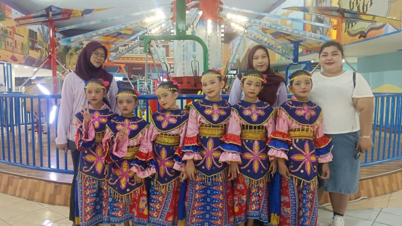 Siswa SDN Bintara 4 Bekasi Barat tampil dalam kegiatan seni tari.