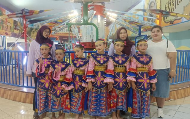 Siswa SDN Bintara 4 Bekasi Barat tampil dalam kegiatan seni tari.